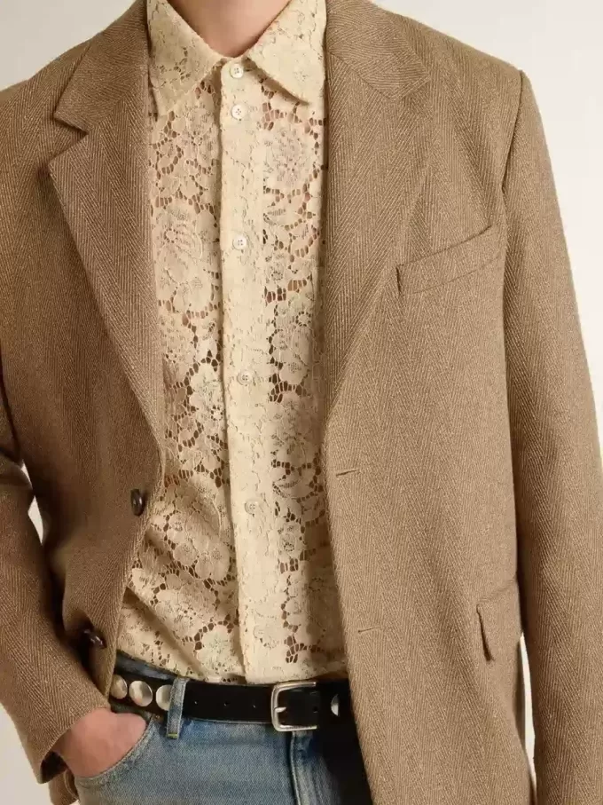 Blazer de hombre de una sola botonadura en mezcla de lino con diseño chevron en color arena.