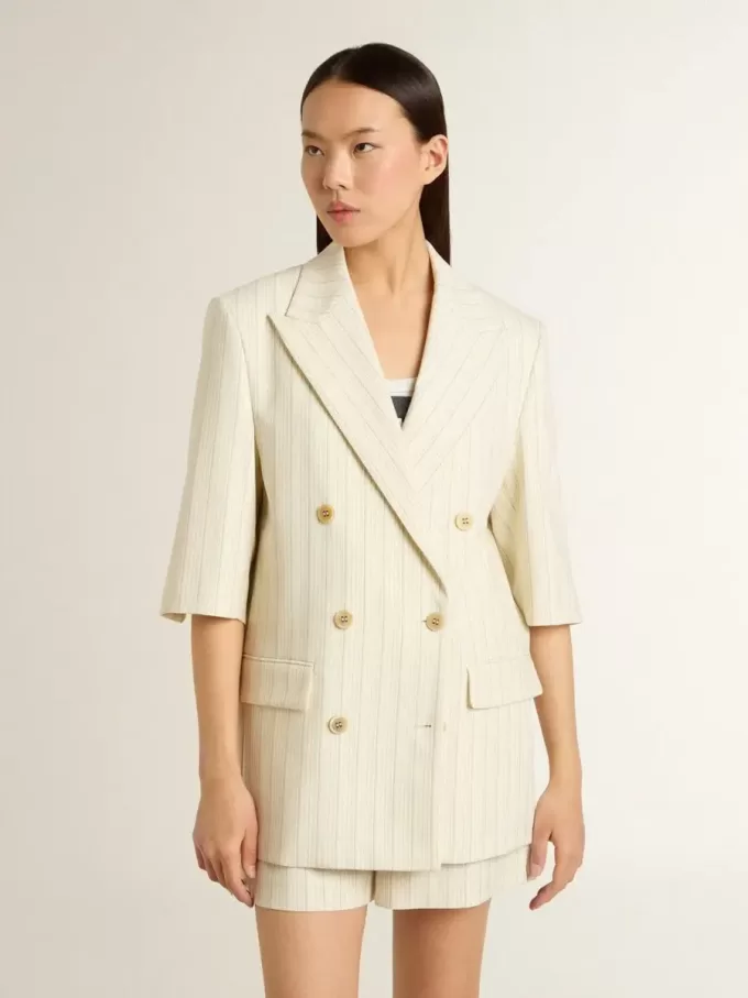 Blazer de mujer en mezcla de lana a rayas blancas y grises con mangas cortas.