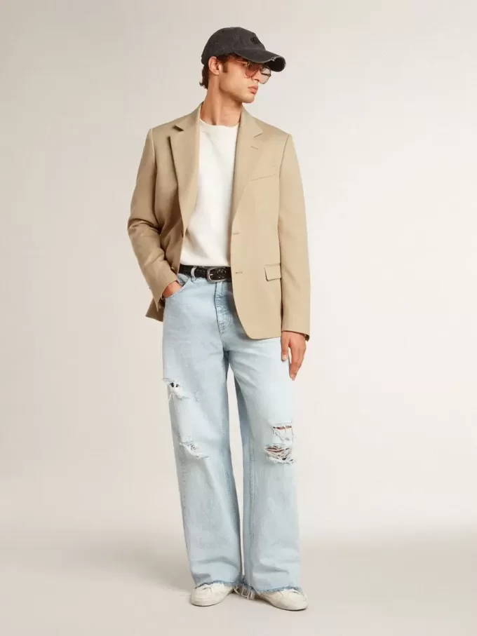 Blazer de un solo pecho en color arena con botones de cuerno