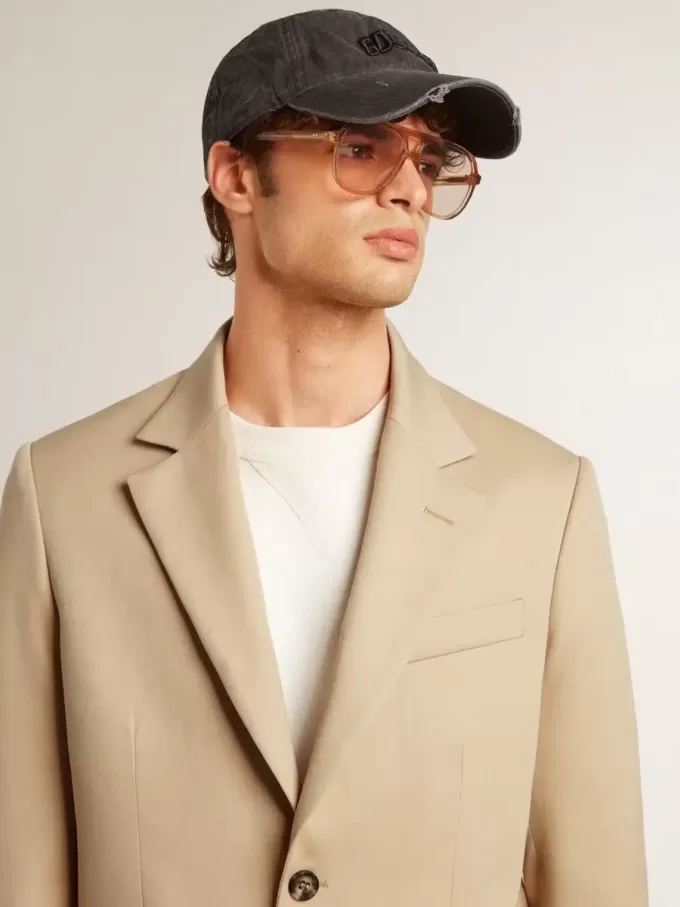 Blazer de un solo pecho en color arena con botones de cuerno