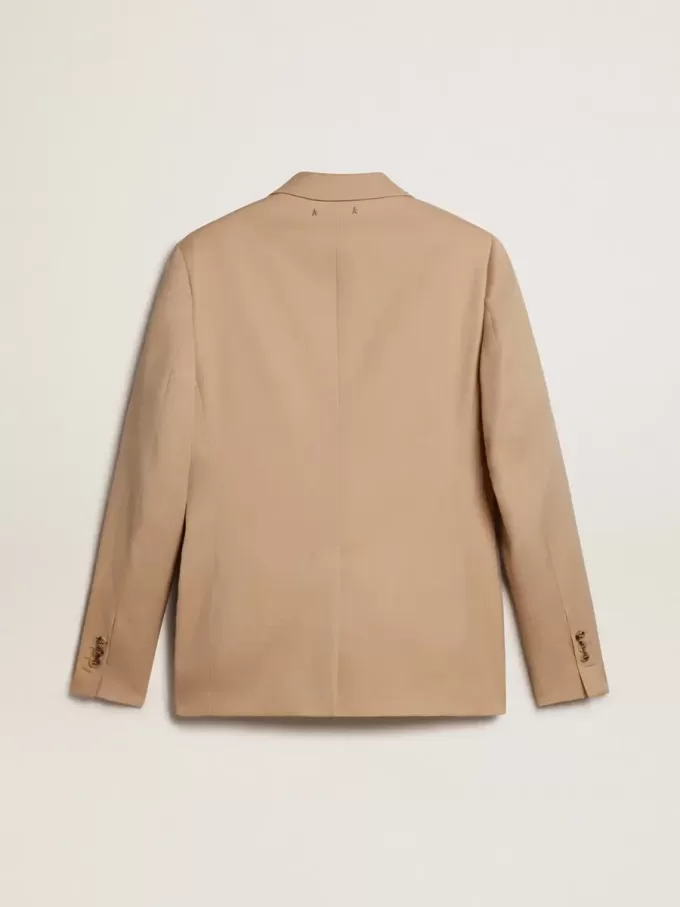 Blazer de un solo pecho en color arena con botones de cuerno