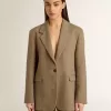 Blazer de una sola botonadura para mujer en color arena con diseño en espiga Blazer de una sola botonadura para mujer en color arena con diseño en espiga