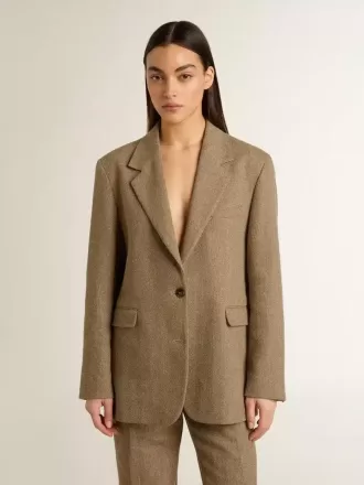 Blazer de una sola botonadura para mujer en color arena con diseño en espiga
