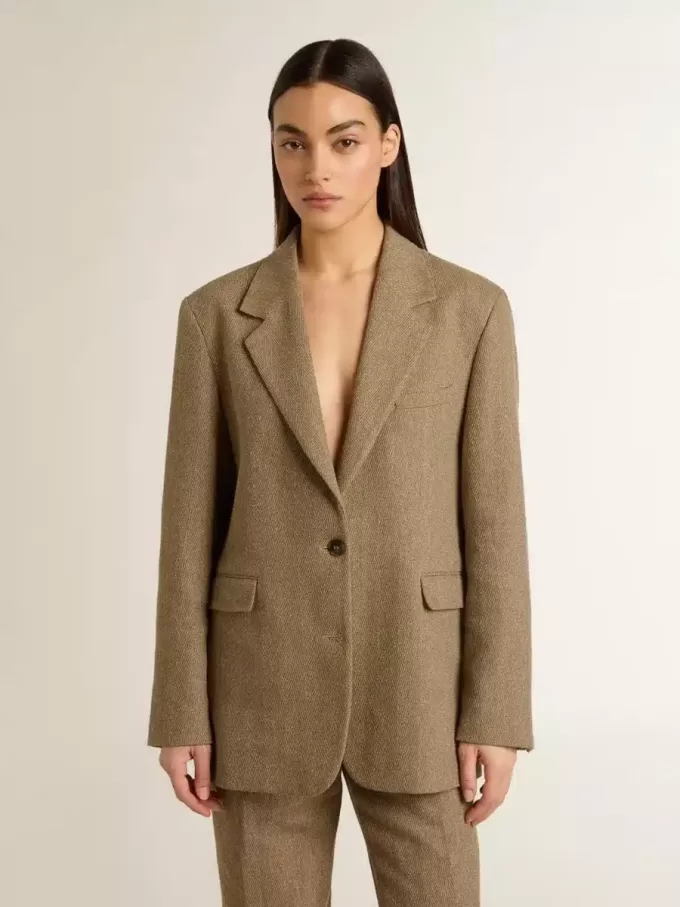 Blazer de una sola botonadura para mujer en color arena con diseño en espiga Blazer de una sola botonadura para mujer en color arena con diseño en espiga