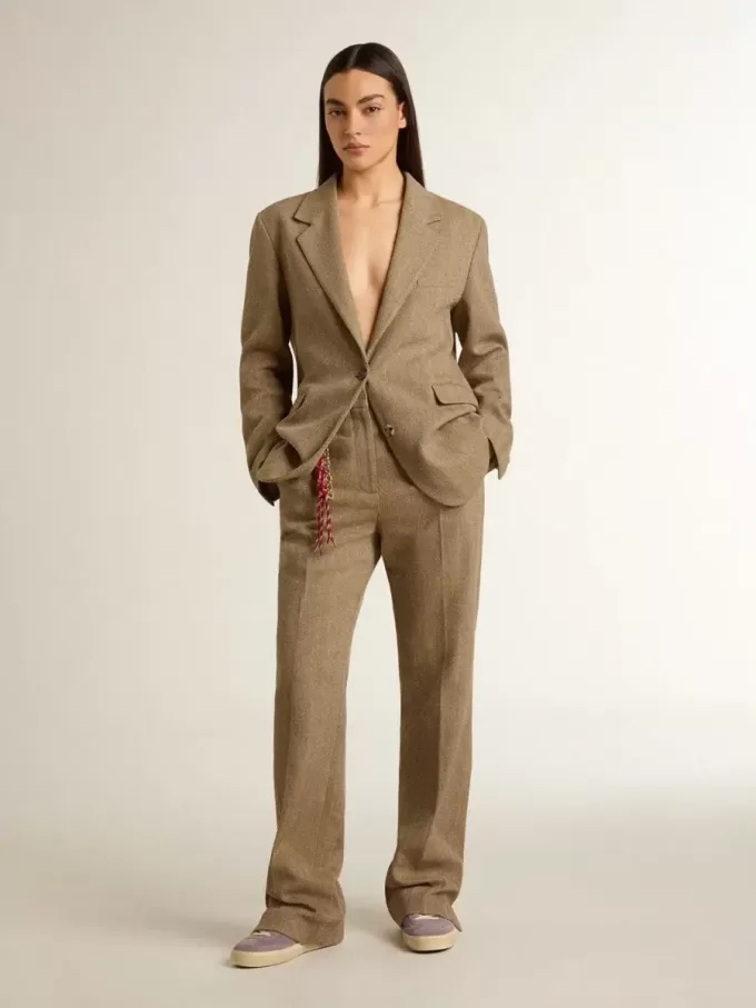 Blazer de una sola botonadura para mujer en color arena con diseño en espiga Blazer de una sola botonadura para mujer en color arena con diseño en espiga