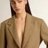 Blazer de una sola botonadura para mujer en color arena con diseño en espiga Blazer de una sola botonadura para mujer en color arena con diseño en espiga