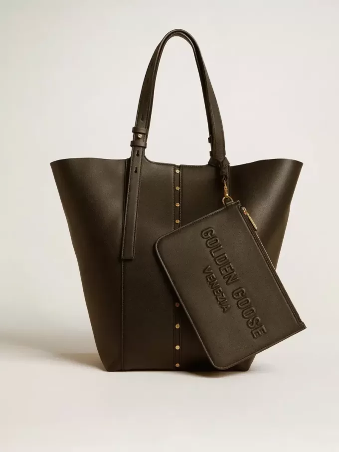 Bolsa de cuero negro con logotipo en relieve