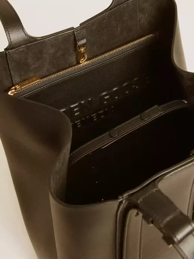 Bolsa de cuero negro con logotipo en relieve