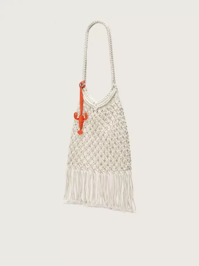Bolso de macramé para mujer en algodón color mantequilla con un charm de langosta de cuero