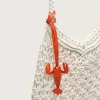 Bolso de macramé para mujer en algodón color mantequilla con un charm de langosta de cuero
