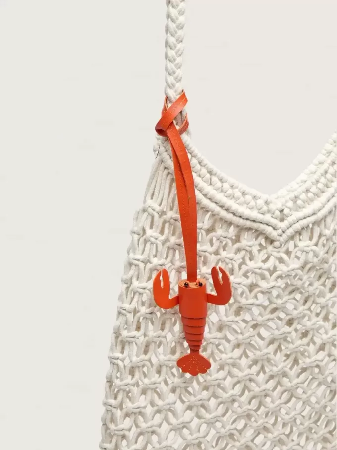 Bolso de macramé para mujer en algodón color mantequilla con un charm de langosta de cuero