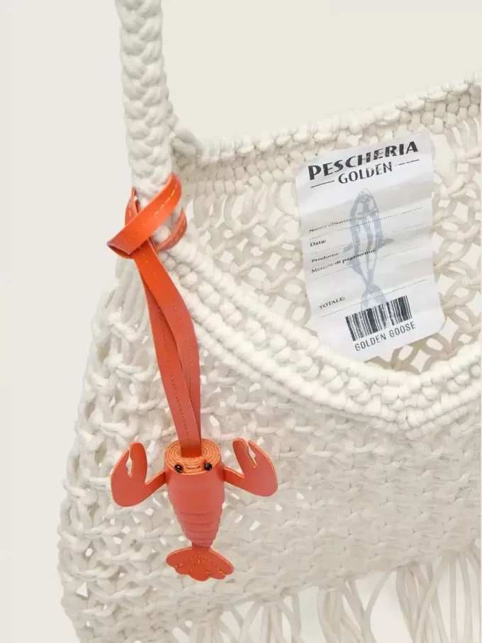 Bolso de macramé para mujer en algodón color mantequilla con un charm de langosta de cuero