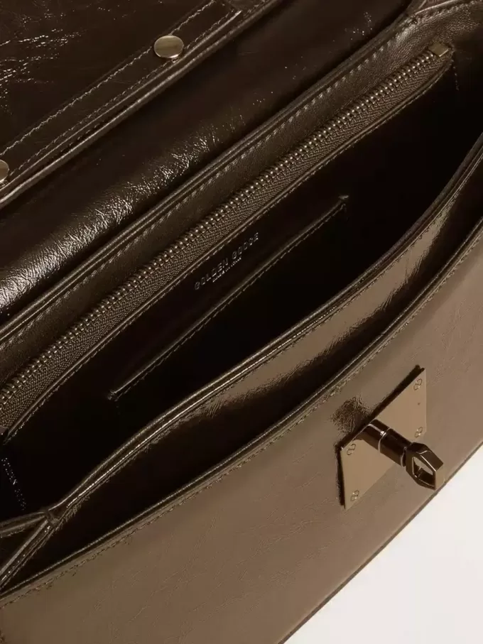 Bolso Gioia en piel negra brillante con detalles metálicos