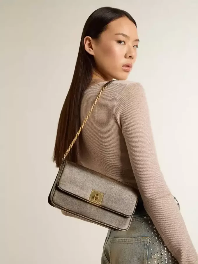 Bolso Gioia en piel vintage negra con detalles dorados