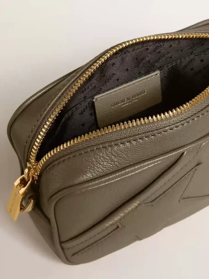 Bolso Mini Star en piel verde salvia con estrella tono sobre tono Bolso Mini Star en piel verde salvia con estrella tono sobre tono