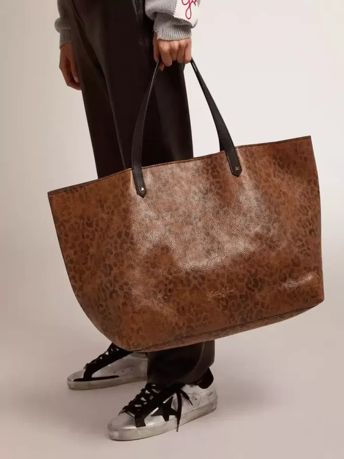 Bolso Pasadena en piel martillada con estampado de leopardo y asas negras a contraste