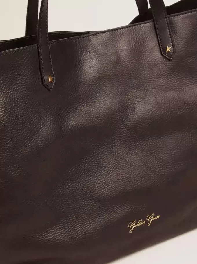 Bolso Pasadena en piel martillada negra con logotipo dorado en la parte delantera