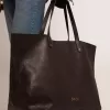 Bolso Pasadena en piel martillada negra con logotipo dorado en la parte delantera