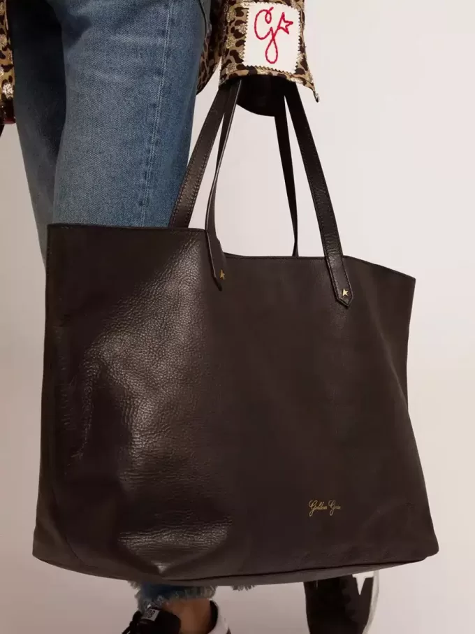 Bolso Pasadena en piel martillada negra con logotipo dorado en la parte delantera