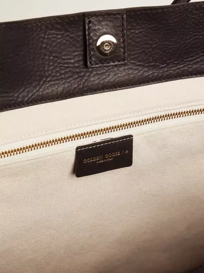 Bolso Pasadena en piel martillada negra con logotipo dorado en la parte delantera