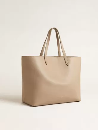 Bolso Pasadena gris paloma en piel lisa con logotipo dorado.