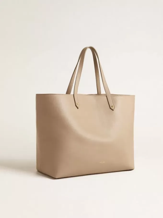 Bolso Pasadena gris paloma en piel lisa con logotipo dorado. Bolso Pasadena gris paloma en piel lisa con logotipo dorado.