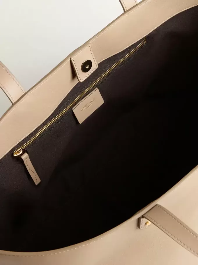 Bolso Pasadena gris paloma en piel lisa con logotipo dorado. Bolso Pasadena gris paloma en piel lisa con logotipo dorado.