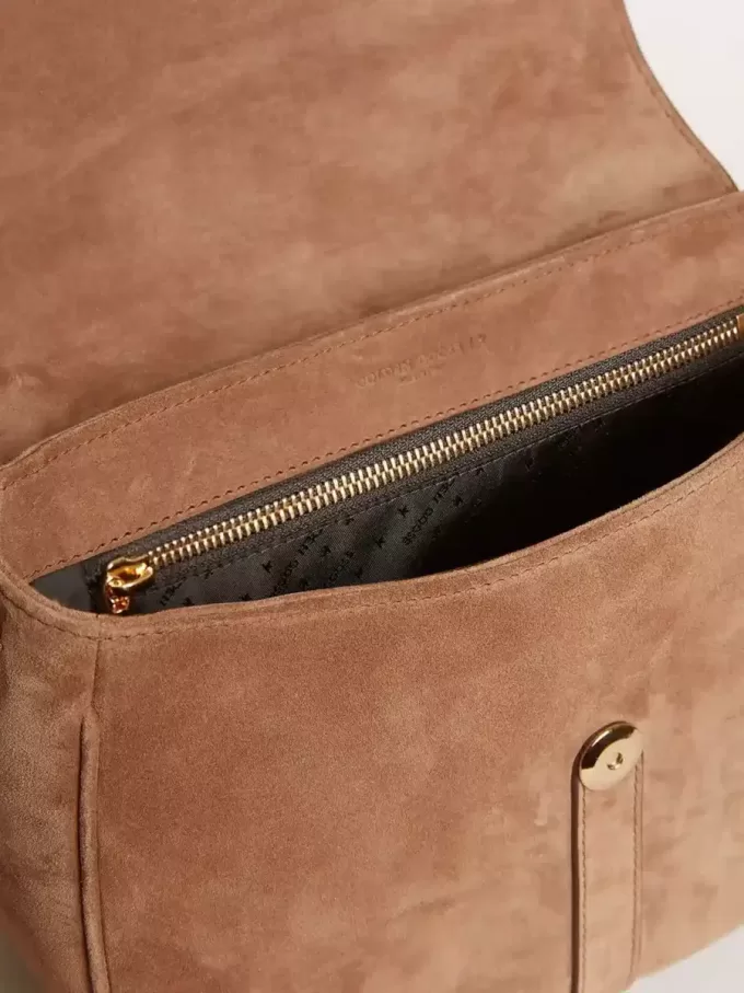 Bolso Sally mediano en ante color ceniza con hebilla y correa para el hombro en contraste