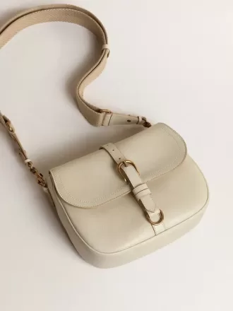 Bolso Sally mediano en piel porcelana con hebilla y bandolera a contraste