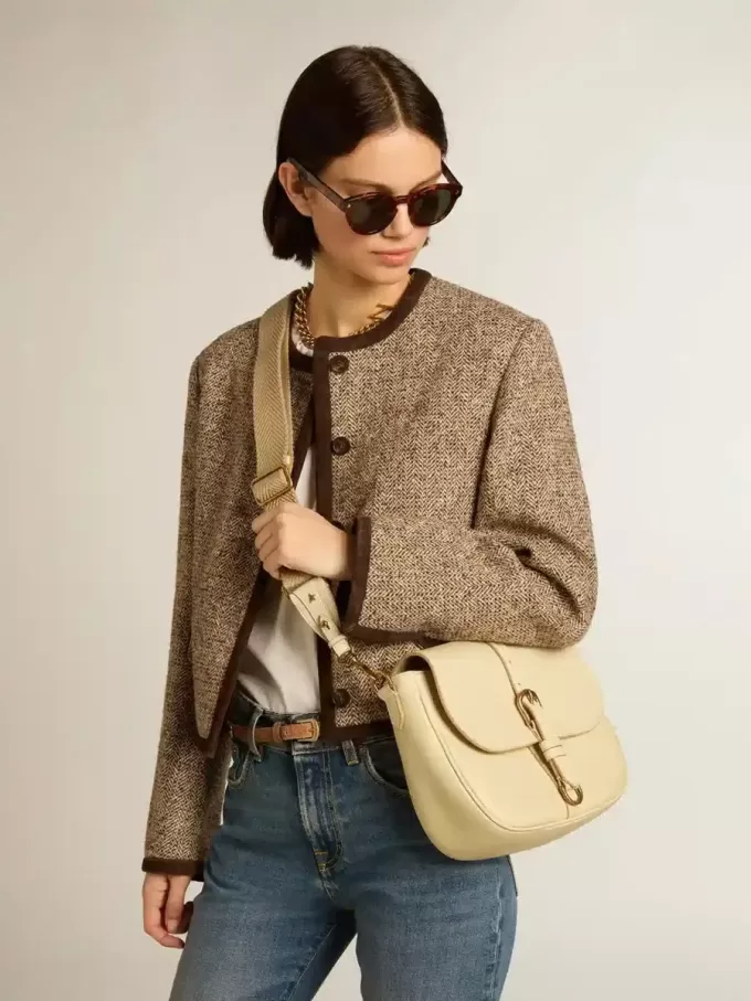 Bolso Sally mediano en piel porcelana con hebilla y bandolera a contraste Bolso Sally mediano en piel porcelana con hebilla y bandolera a contraste