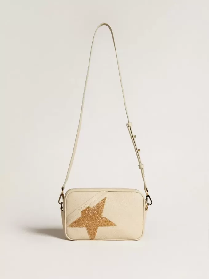 Bolso Star en piel martillada color mantequilla con estrella de cristal Swarovski