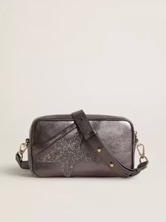 Bolso Star en piel metalizada gris con estrella de cristal Swarovski