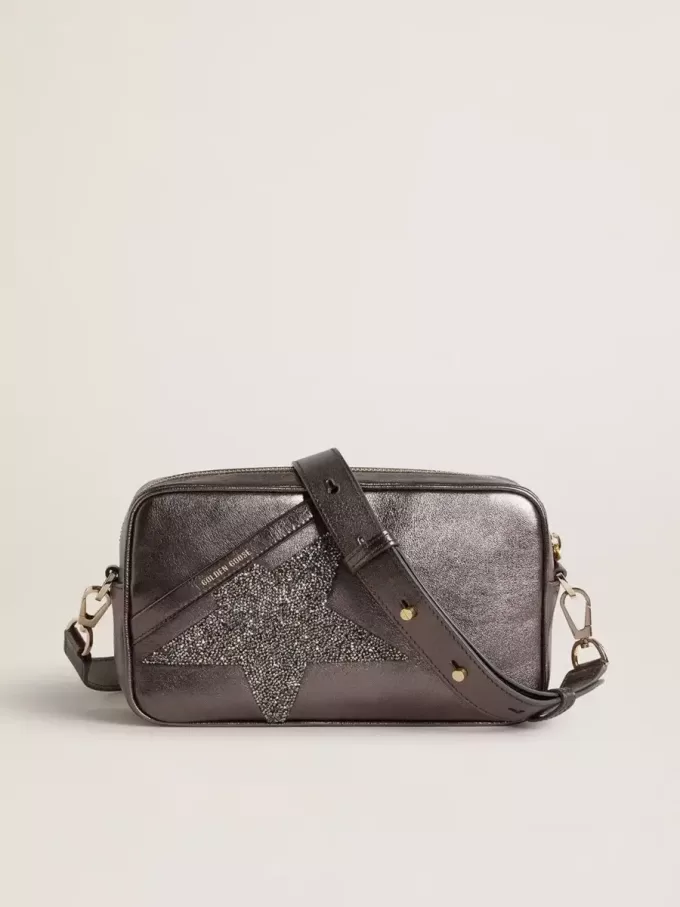 Bolso Star en piel metalizada gris con estrella de cristal Swarovski Bolso Star en piel metalizada gris con estrella de cristal Swarovski