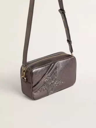 Bolso Star en piel metalizada gris con estrella de cristal Swarovski