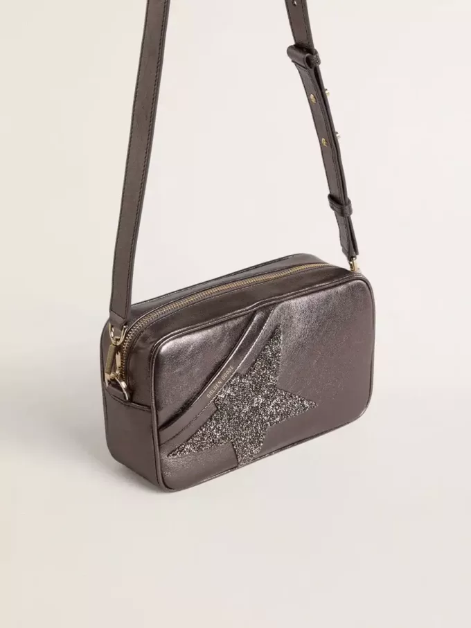 Bolso Star en piel metalizada gris con estrella de cristal Swarovski Bolso Star en piel metalizada gris con estrella de cristal Swarovski