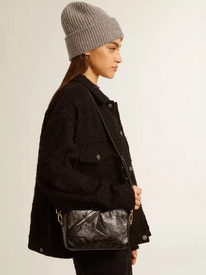 Bolso Star en piel negra brillante con estrella tono sobre tono