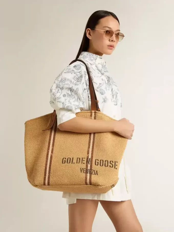 Bolso tote 24.7 en rafia natural y piel marrón con detalles metálicos dorados