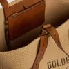 Bolso tote 24.7 en rafia natural y piel marrón con detalles metálicos dorados