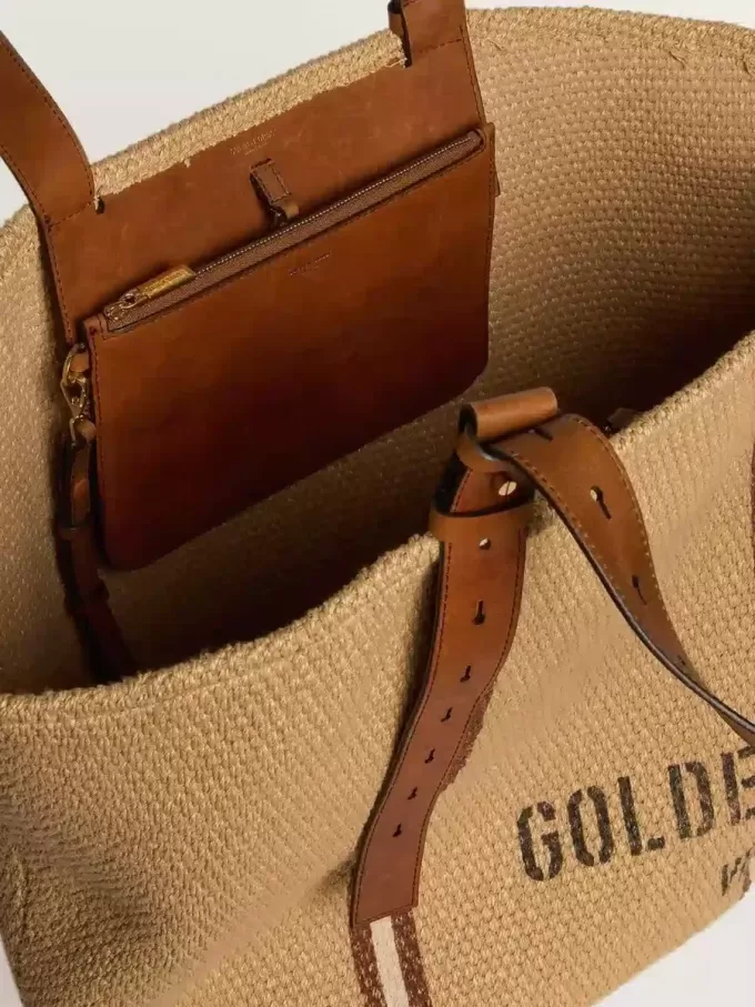 Bolso tote 24.7 en rafia natural y piel marrón con detalles metálicos dorados