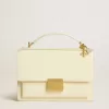 Bolso Venezia en piel acolchada color mantequilla con doble charm Bolso Venezia en piel acolchada color mantequilla con doble charm
