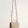 Bolso Venezia en piel beige con ribetes y detalles dorados