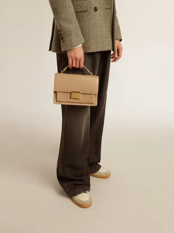 Bolso Venezia en piel beige con ribetes y detalles dorados