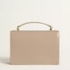 Bolso Venezia en piel beige con ribetes y detalles dorados