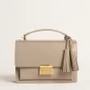 Bolso Venezia en piel beige con ribetes y detalles dorados