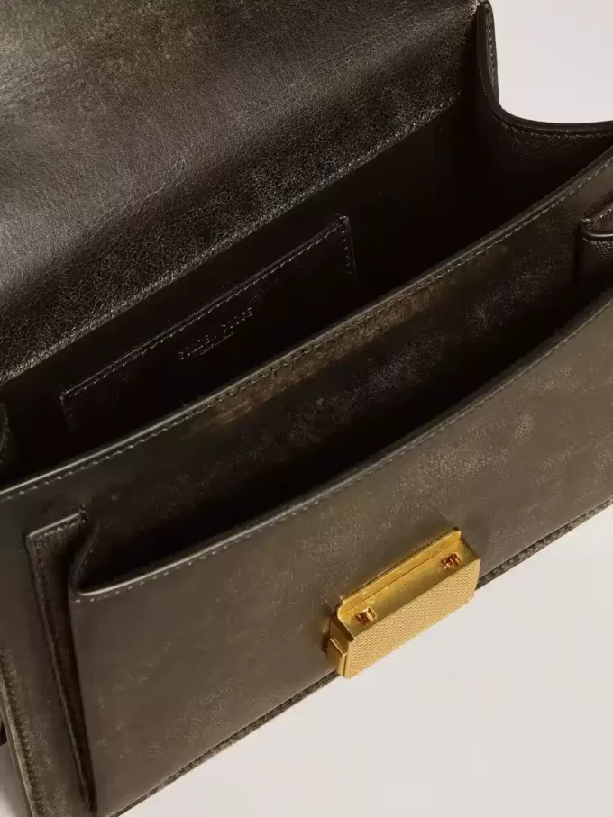 Bolso Venezia en piel envejecida negra con detalles dorados