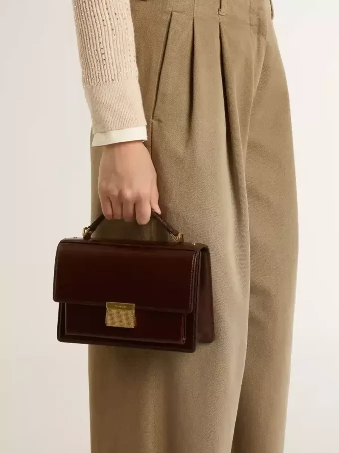 Bolso Venezia en piel laminada marrón oscuro con detalles dorados