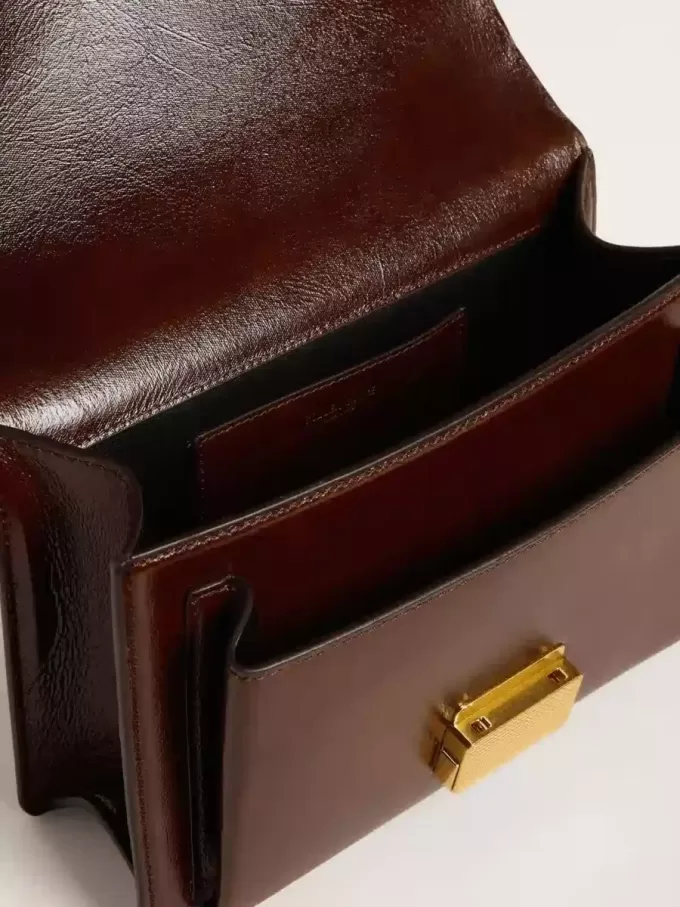Bolso Venezia en piel laminada marrón oscuro con detalles dorados