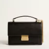 Bolso Venezia en piel negra con detalles dorados