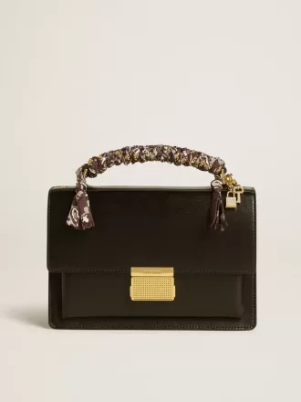 Bolso Venezia en piel negra con pañuelo y doble charm