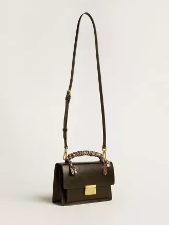 Bolso Venezia en piel negra con pañuelo y doble charm